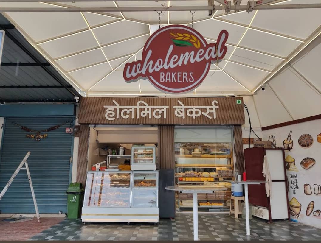 सोमवारी गावावरून पुण्याला येताना शिरूरला थांबलो. पाहुणे सोबत असल्यामुळे त्यांनी चहा घेऊन तुला सोडतो, असं सांगितलं आणि एका ठिकाणी घेऊन आले. Wholemeal Baker's येथे आल्यानंतर मालक सिद्धार्थ यांच्याशी ओळख करून दिली. आपण शिरूर परिसरातील असाल तर तुम्हाला Cafe College Katta माहित असेल, याच cafe चे मालक सिद्धार्थ यांच्याशी भेट झाली.