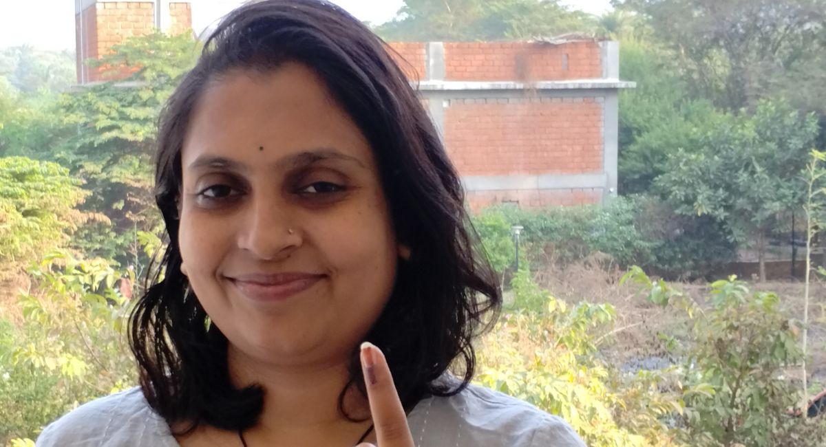 महाराष्ट्र विधानसभा निवडणूक २०२४चा थरार अनुभवत आहे. राज्यभरातील नागरिक मतदानासाठी बाहेर पडले आहेत आणि मतदान प्रक्रिया सुरळीत सुरू आहे. या निवडणुकीत अनेक महत्त्वाचे घडामोडी पाहायला मिळत आहेत. लाईव्ह अपडेट्सद्वारे आपण जिल्हानिहाय मतदानाचे टक्केवारी, ट्रेंड्स, आणि इतर महत्त्वाच्या बातम्या जाणून घेऊ शकतो.