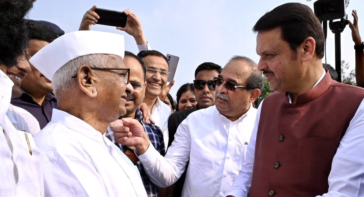 मुख्यमंत्री देवेंद्र फडणवीस यांचे अहिल्यानगर येथे आगमन. पद्मश्री डॉ. विठ्ठलराव विखे पाटील फाऊंडेशनच्या हेलिपॅडवर जलसंपदा मंत्री राधाकृष्ण विखे पाटील यांनी त्यांचे स्वागत केले.