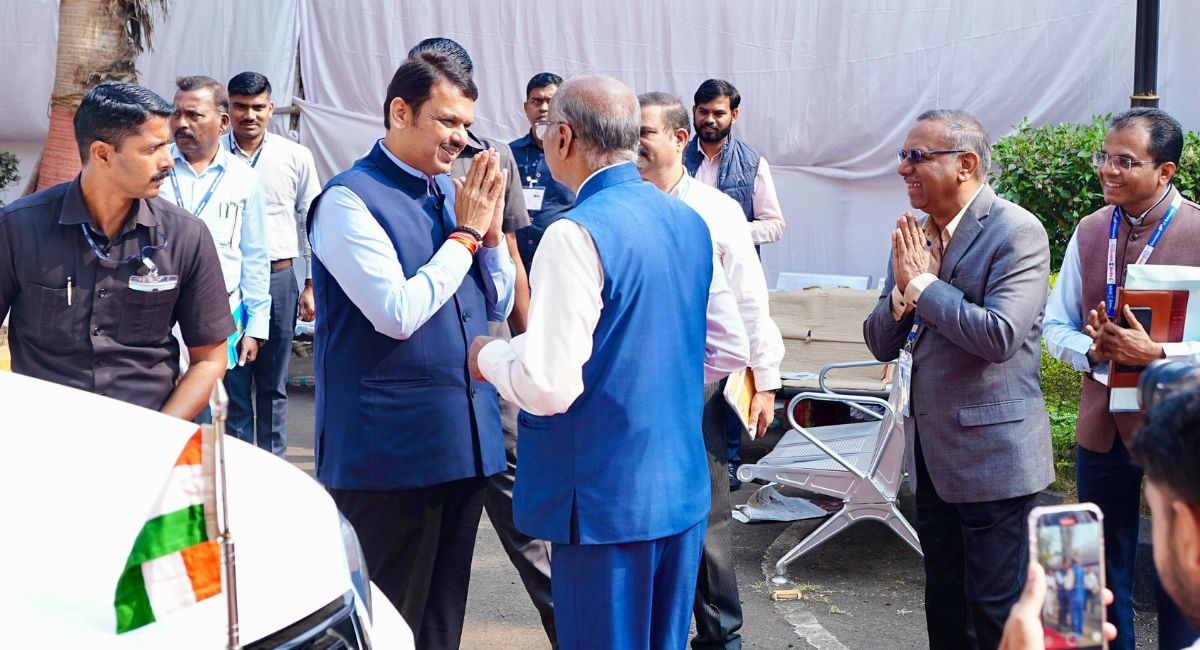 कल्याण येथील सोसायटीतील मराठी कुटुंबावर झालेल्या हल्ल्यांवर राज्य शासनाने तातडीने कारवाई केली आहे. दोषींवर गुन्हा नोंदवून त्यांच्यावर कठोर कारवाई सुरू करण्यात आली आहे.