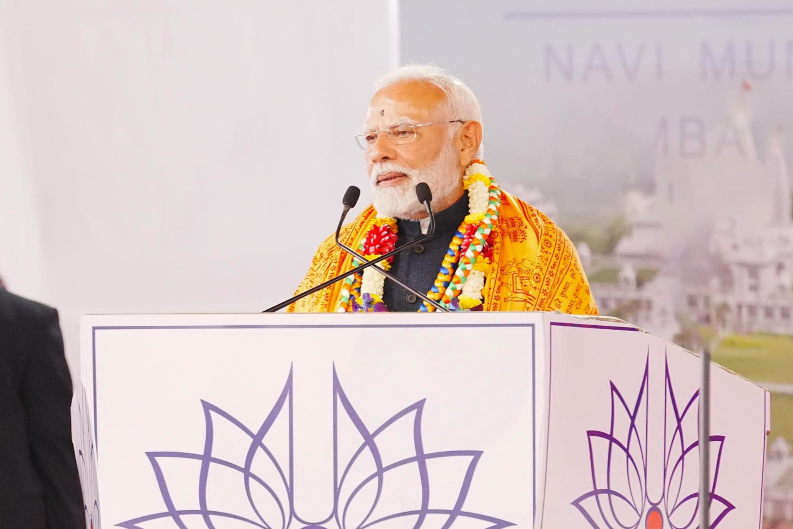 आध्यात्मिक संस्कृतीचा पाया सेवाभाव - पंतप्रधान नरेंद्र मोदी भारताची आध्यात्मिक संस्कृती समाजाला जोडण्याचे, करुणा वाढविण्याचे, आणि सेवेकडे नेण्याचे कार्य करते. याच सेवाभावाला अधिष्ठान मानून शासन कार्यरत असल्याचे प्रतिपादन पंतप्रधान नरेंद्र मोदी यांनी रायगड येथे केले. इस्कॉन प्रकल्पातील श्री राधा मदनमोहनजी मंदिराच्या लोकार्पण सोहळ्याप्रसंगी ते बोलत होते.