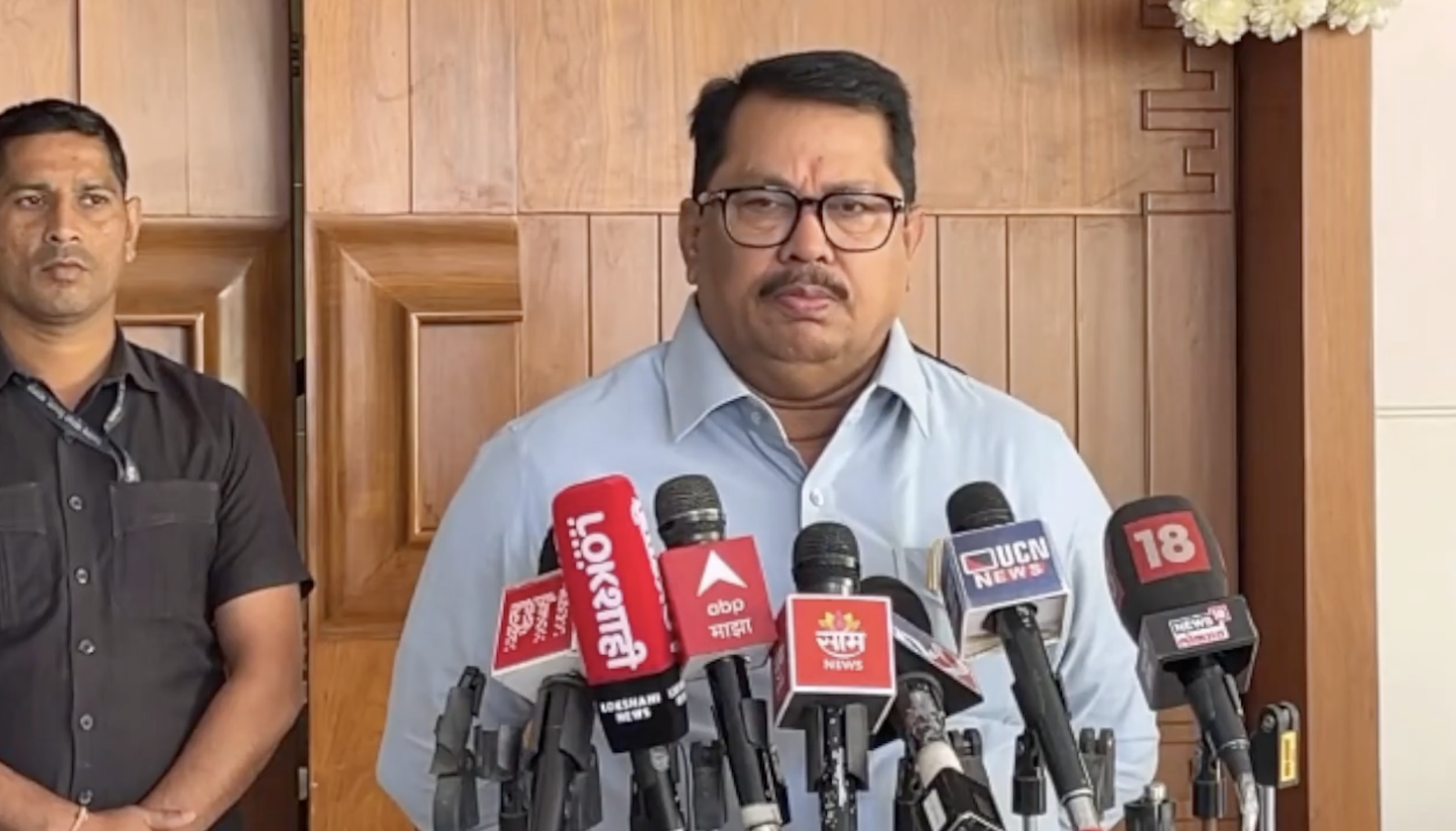 काँग्रेस नेते विजय वडेट्टीवार यांनी मुख्यमंत्री देवेंद्र फडणवीस यांना भविष्यात देशाचे नेतृत्व करण्याची इच्छा व्यक्त करत पंतप्रधान मोदींचे वारसदार म्हटले.