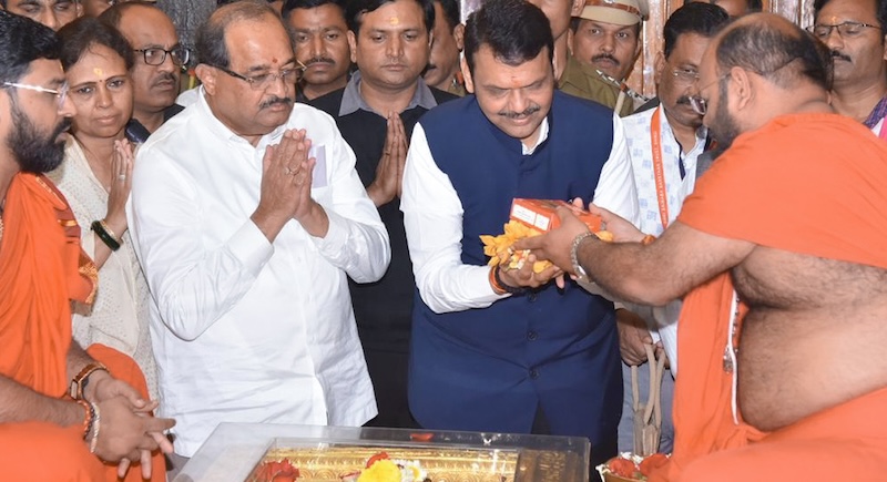 मुख्यमंत्री देवेंद्र फडणवीस यांनी शिर्डीच्या साईबाबा मंदिरात साईदर्शन घेतले व शिर्डी विमानतळ विकासाबाबत महत्त्वपूर्ण चर्चा केली.