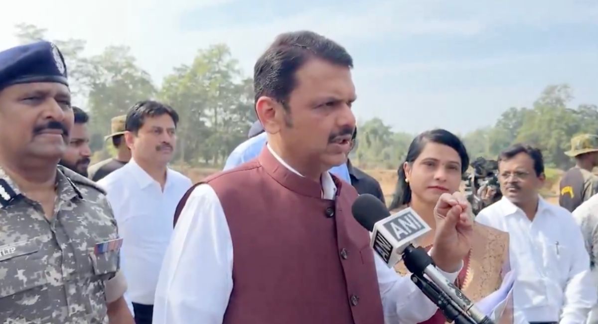 मुख्यमंत्री देवेंद्र फडणवीस यांच्या नेतृत्वाखाली गडचिरोलीच्या विकासासाठी पंतप्रधान नरेंद्र मोदींनी नागरिकांचे अभिनंदन केले; औद्योगिकीकरण आणि शांतता यावर भर.