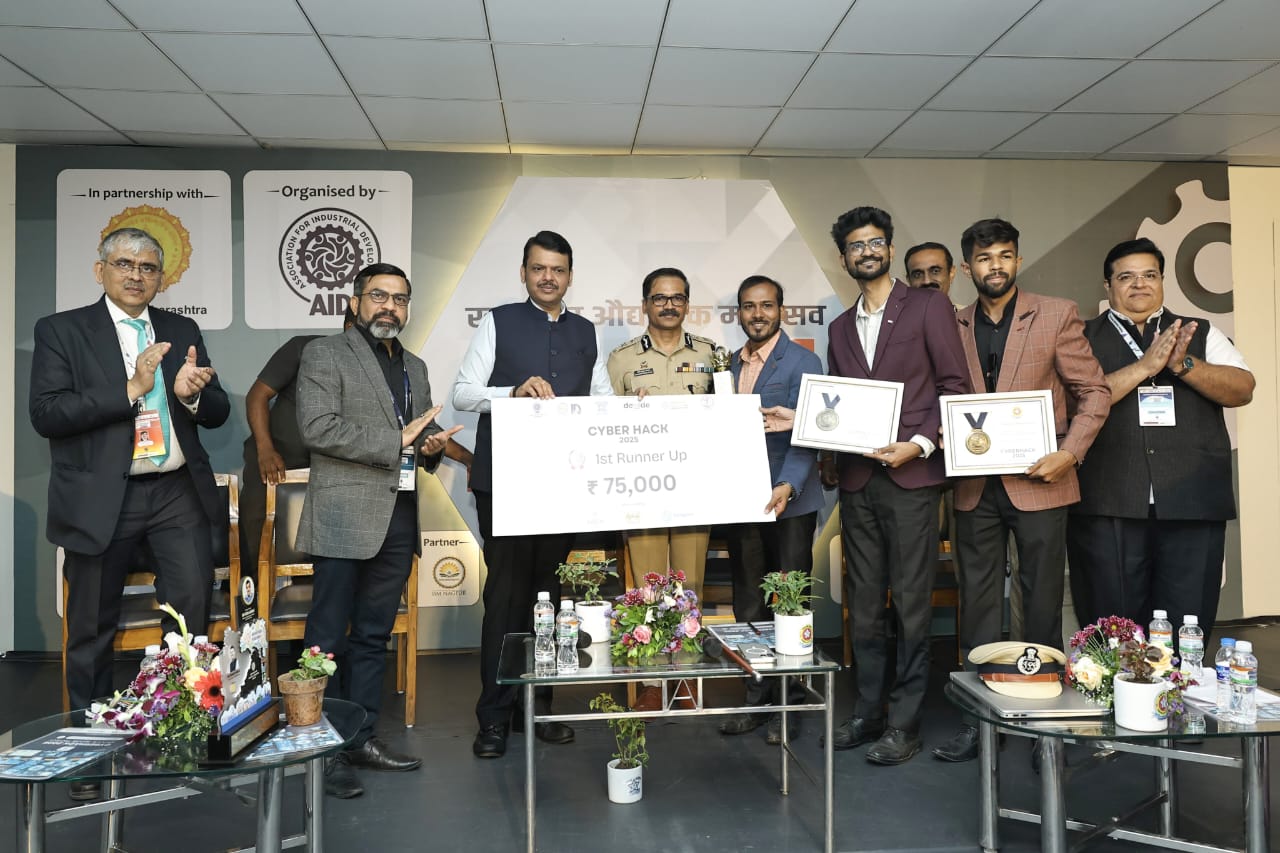 नागपूर येथे 'सायबर हॅक २०२५' स्पर्धेचे बक्षीस वितरण मुख्यमंत्री देवेंद्र फडणवीस यांच्या हस्ते पार पडले. विजेत्यांना रोख बक्षीस आणि सन्मानचिन्ह देण्यात आले.
