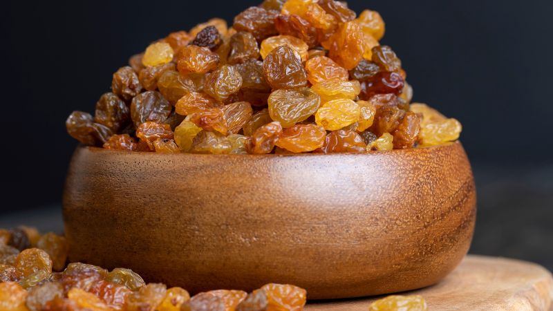 मनुके खाण्याचे फायदे, मुलांच्या आरोग्यासाठी त्याचे महत्त्व आणि ते आहारात कसे समाविष्ट करावे याबद्दल माहिती.