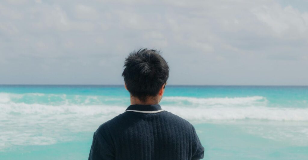 नागरिक, सामान्य आणि विनोदबुद्धीच्या ऱ्हासाचा आधुनिक सार्वजनिक जीवनावर कसा परिणाम होतो, हे जाणून घ्या. हा लेख एका लवचिक लोकशाहीला आणि अधिक सुव्यवस्थित, सहानुभूतीपूर्ण समाजाला चालना देण्यासाठी सामाजिक नैतिकता, व्यावहारिक विवेक आणि विनोदबुद्धीच्या महत्त्वपूर्ण भूमिकांचे परीक्षण करतो.