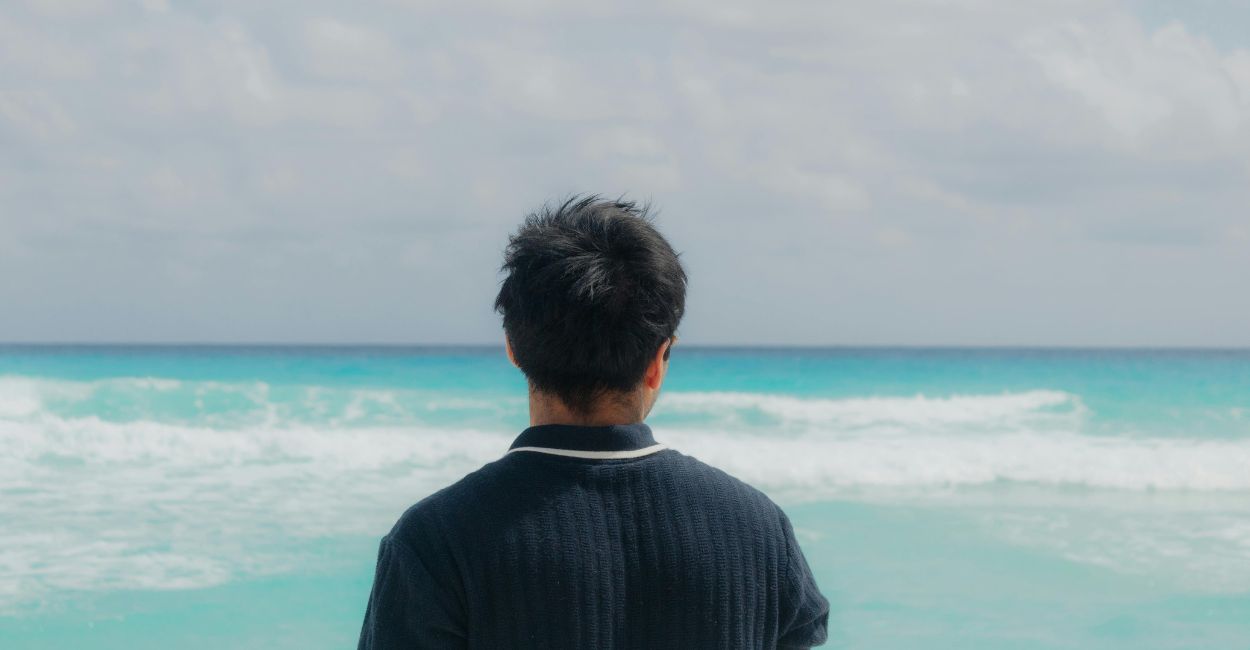 नागरिक, सामान्य आणि विनोदबुद्धीच्या ऱ्हासाचा आधुनिक सार्वजनिक जीवनावर कसा परिणाम होतो, हे जाणून घ्या. हा लेख एका लवचिक लोकशाहीला आणि अधिक सुव्यवस्थित, सहानुभूतीपूर्ण समाजाला चालना देण्यासाठी सामाजिक नैतिकता, व्यावहारिक विवेक आणि विनोदबुद्धीच्या महत्त्वपूर्ण भूमिकांचे परीक्षण करतो.